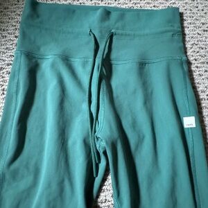 Vuori daily Leggings and tank size small. Green